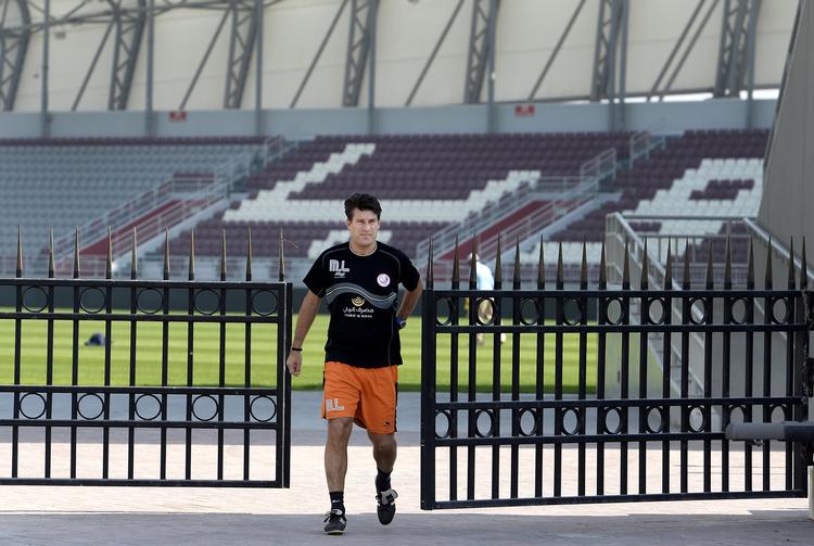 Qatar. Michael Laudrups kontrakt med Lekhwiya løber frem til sommer. Lekhwiya er på titelkurs i Qatar, mens den asiatiske Champions League blev indledt med et 0-3-nederlag på udebane mod iranske Persepolis tidligere i denne uge. 