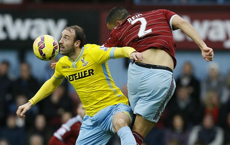 Kamphaner. Glenn Murray (tv) og Winston Reid havde en del hårde nærkampe. Det kulminerede med udvisningen af Murray i 69. minut. 