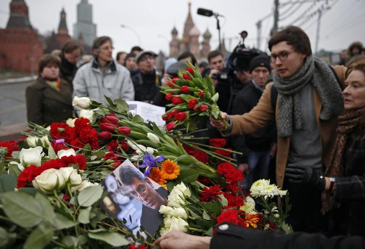 Minde. Han blev af mange beskrevet som den største og mest betydningsfulde Putin-kritiker i Rusland, selvom hans politiske indflydelse reelt var begrænset. Her lægger fremmødte blomster på stedet, hvor oppositionspolitiker Boris Nemtsov blev skudt. 