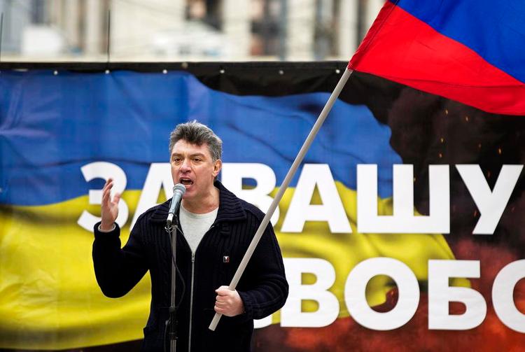 Leder. Boris Nemtsov taler ved en stor demonstration i marts sidste år. Det skulle han også have gjort i dag. 