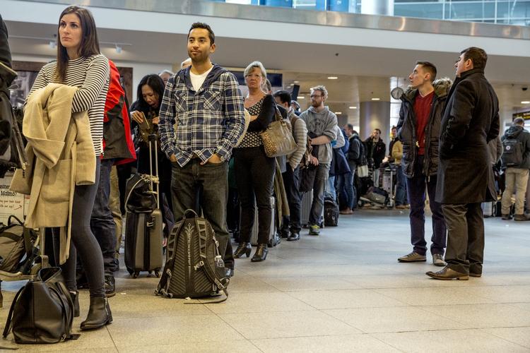 Aflyst. Lørdag var der lange køer i lufthvanen. Det samme bliver tilfældet søndag, da strejken fortsætter. 