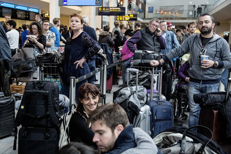 Ventetid. Passagerer venter i uvished. Strejken blandt kabinepersonalet holder stribevis af SAS-fly på jorden lørdag. 