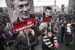 Protester. Demonstranter er på gaden i Moskva med billeder af Boris Nemtsov, der blev myrdet fredag aften. 