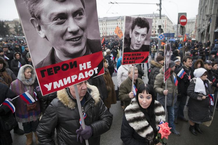 Protester. Demonstranter er på gaden i Moskva med billeder af Boris Nemtsov, der blev myrdet fredag aften. 