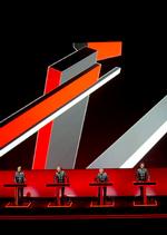 Rumrejse. Selv om Kraftwerk på mange måder rejser rundt med en museal form for futurisme, er deres 3D-koncerter stadig en fremmed erfaring i en verden af klassiske orkesterpræstationer og rockromantik. 