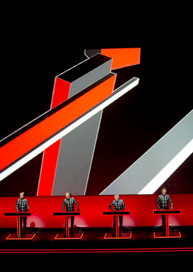 Rumrejse. Selv om Kraftwerk på mange måder rejser rundt med en museal form for futurisme, er deres 3D-koncerter stadig en fremmed erfaring i en verden af klassiske orkesterpræstationer og rockromantik. 