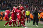SEJR. En begejstret manager Brendan Rodgers applauderer, mens Liverpoolspillerne sammen jubler over 1-0-scoringen mod Manchester City. 