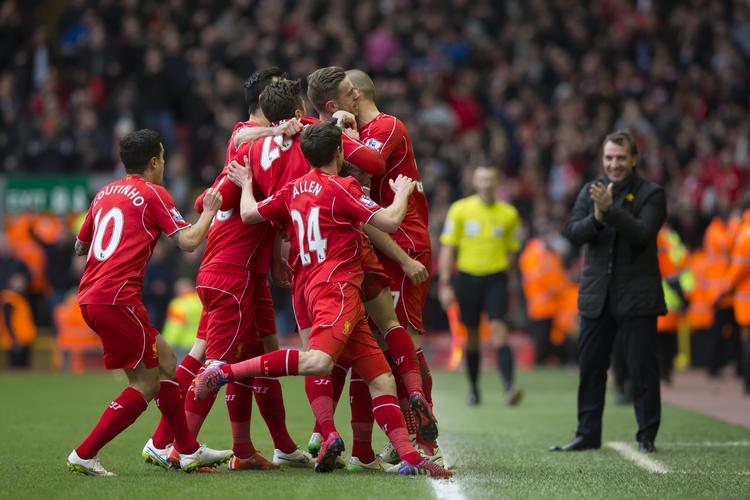 SEJR. En begejstret manager Brendan Rodgers applauderer, mens Liverpoolspillerne sammen jubler over 1-0-scoringen mod Manchester City. 