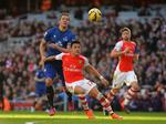 FYSISK. Evertons Phil Jagielka kæmper om bolden med Arsenals Alexis Sanchez i et opgør, som ingen af dem vil blive husket for. 