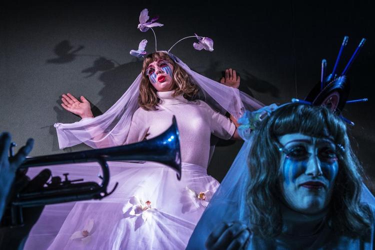 Tovekloner. Rikke Bildes Brude-Tove er sømmet fast på væggen, mens en anden Tove (Tilde Maja Fredriksen) må konstatere: »At være digter er at udlevere sig selv«. Foto: Natascha Thiara Rydvald (PR) 