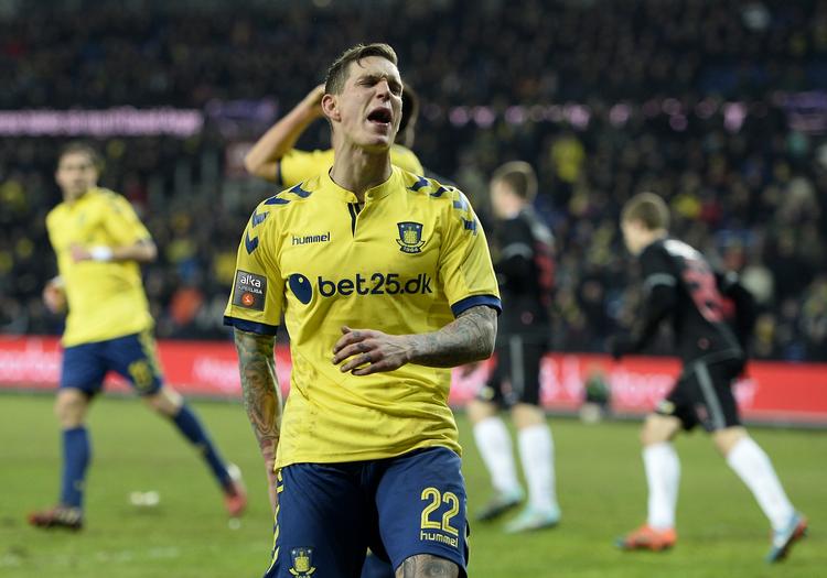 HEFTIGT. En advarsel til Daniel Agger var en af de mindst dramatiske indslag i kampen mellem Superligaens nummer fire og et. 