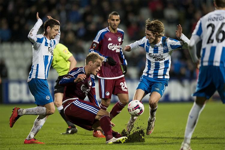 knaster. Når FC Københavns Nicolai Jørgensen (på vej i græsset) ikke leverer magi, så er københavnernes offensiv ofte målløs. 
