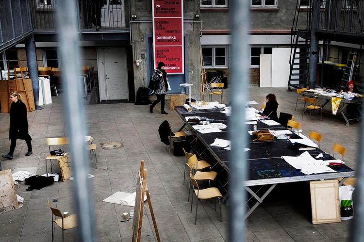 Ustruktureret. Kritikken af landets to designskoler går blandt andet på, at undervisningen er ustruktureret eller nærmest fraværende. En elev mener, at han blot har haft otte relevante undervisningstimer på et helt semester. 