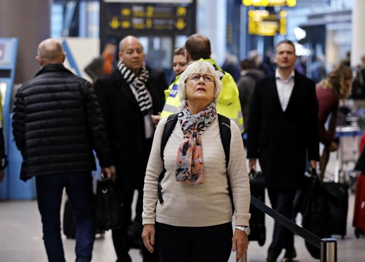 Arbejdsvilkår. 147 ansatte i SAS har nedlagt arbejdet, hvilket holder mange hundrede passagerer på jorden i Købanhavns Lufthavn. 