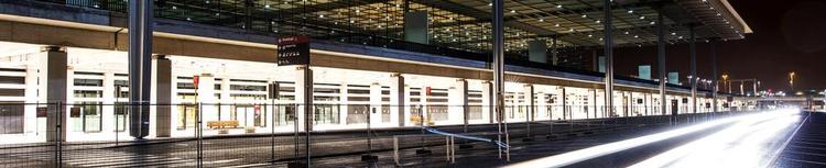 TOM PERRON. Både hovedterminalen og togstationen, der skal fragte passagerer til Berlins nye storlufthavn, står klar. Men byggeriet er ramt af adskillige fejl, som nu søges rettet, mens man overvejer at anlægge yder- ligere en landingsbane. Og bygge en terminal mere. 