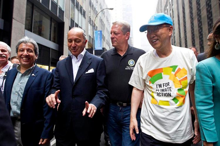 Klimamarch. Laurent Fabius, Frankrigs udenrigsminister (nr. 3 fra venstre), tidl. vicepræsident i USA Al Gore (nr. 2 fra venstre), og FN's general-sekretær, Ban Ki-moon (th.), gik med i 'folkets klimamarch' for at skabe momentum til sidste års topmøde om klodens tilstand. 
