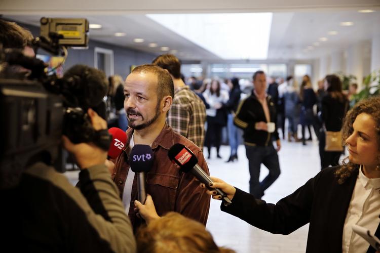 Konflikt. Talsmand Jakob Esposito taler med pressen på Hotel Park Inn, hvor kabinepersonalet holder møde og netop har besluttet af gå i arbejde. 