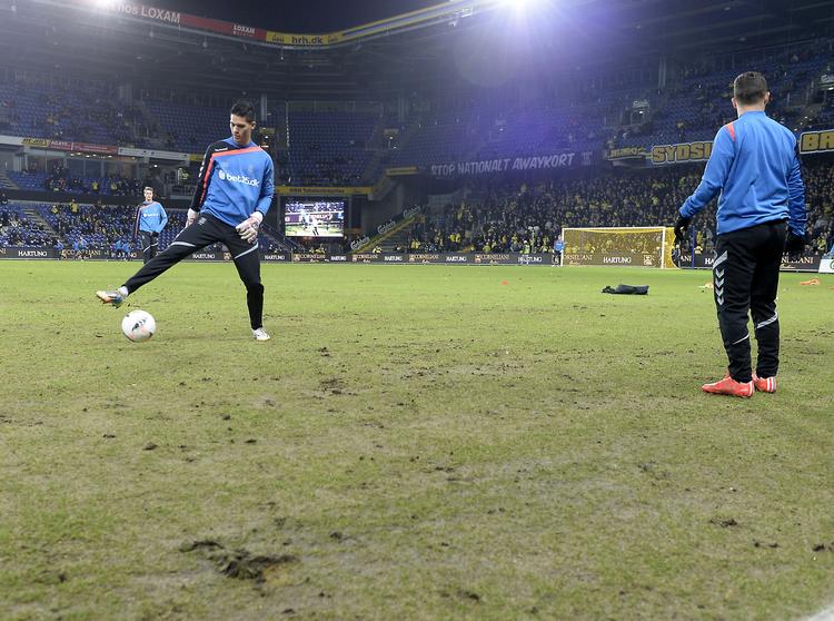 pløjemark. Allerede før kampen mellem Brøndby og FC Midtjylland var Brøndby stadions græstæppe i skidt forfatning. 