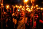 Sorg. Ved et fakkeloptog i Dhaka i Bangladesh udtrykker de fremmødte deres protest mod drabet på bloggeren Avijit Roy. 