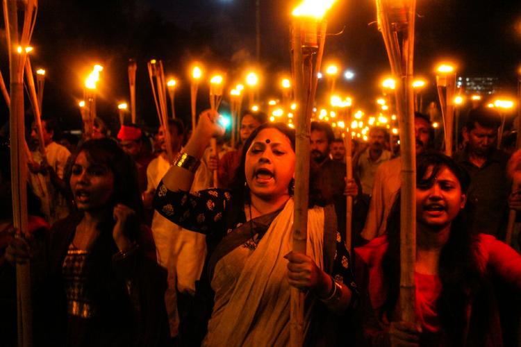 Sorg. Ved et fakkeloptog i Dhaka i Bangladesh udtrykker de fremmødte deres protest mod drabet på bloggeren Avijit Roy. 