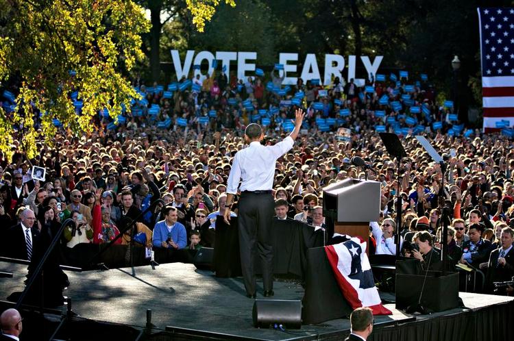 Bagved. David Axelrod udtalte, at hans arbejde som Obamas kampagnestrateg i 2012 ville blive hans sidste som politisk aktiv. Her er Obama i Columbus, Ohio det år. 