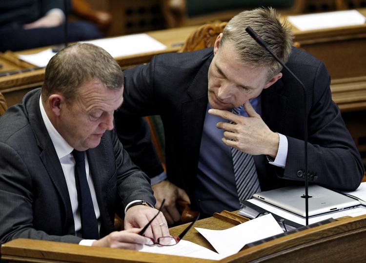 POLITIK. Både Venstre, Dansk Folkeparti og de konservative vil indføre et kontanthjælpsloft, men udformningen af det, lader vente på sig. 