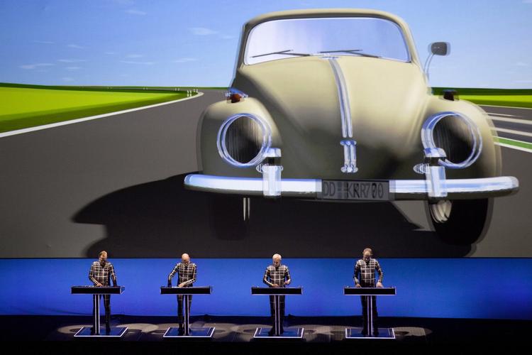 Insta-friendly. Det fotogene ved Kraftwerk-showet fornægter sig ikke. Her under opførelsen af snagen Autobahn fra albummet af samme navn. 