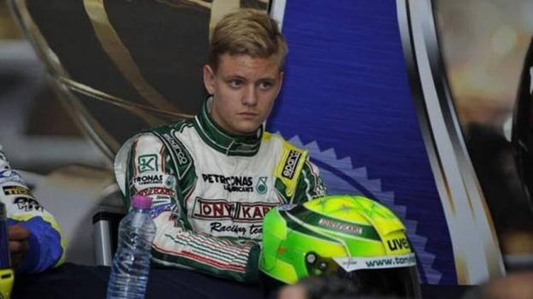 genetisk. 15-årige Mick Schumacher er rykket en klasse op i motorsportens verden, så han nu kommer til at køre i formel 4. 