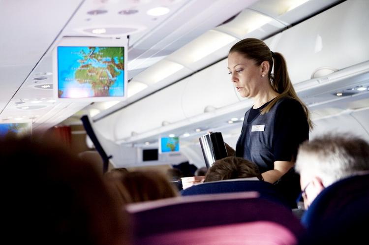 Service. Stewardesserne i SAS knokler, men servicen blandt andet måltider og drikke er med tiden beskåret kraftigt. 