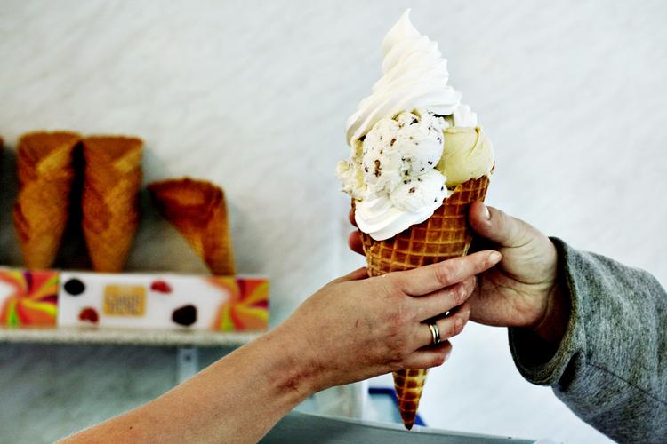 Tilsætningsstoffer. Der er emulgatorer i mange fødevarer, for eksempel is. 