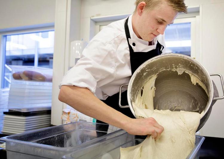 Aktiv. Frederik N. Pedersen er gået fra kontanthjælp til kokkeelev hos ISS' kantine for metroarbejderne i København. 