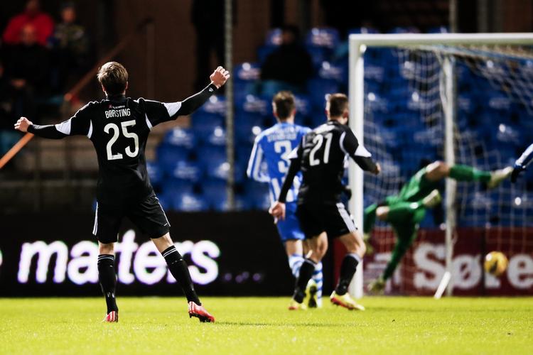 SJÆLLDENT. Esbjerg har været involveret i de to mest målrige Supekampe i 2015, der begge er endt 1-3; ude mod Silkeborg og hjemme med AaB, hvor Frederik Børsting scorede dette pragtmål til 1-2. 