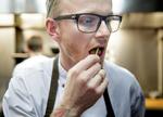 Køkkenchef. »Når man skal være her fra 10 til 24 som i dag, så skal man ikke gå og have ondt i maven over en eller anden tosse, der står og råber og skriger, fordi karamelkuglerne ikke er runde nok. Det er livet bare for kort til«, siger René Mammen om sit job. Foto: Lasse Kofod 