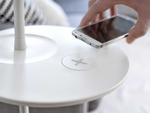 KABELFOBI. En ny møbelserie fra IKEA med navnet HOMESMART har indbyggede, trådløse mobilopladere. Så skal du bare lægge telefonen på bordet for at lade den op. 