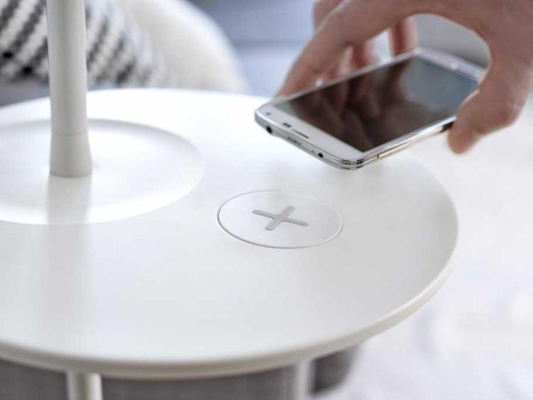 KABELFOBI. En ny møbelserie fra IKEA med navnet HOMESMART har indbyggede, trådløse mobilopladere. Så skal du bare lægge telefonen på bordet for at lade den op. 