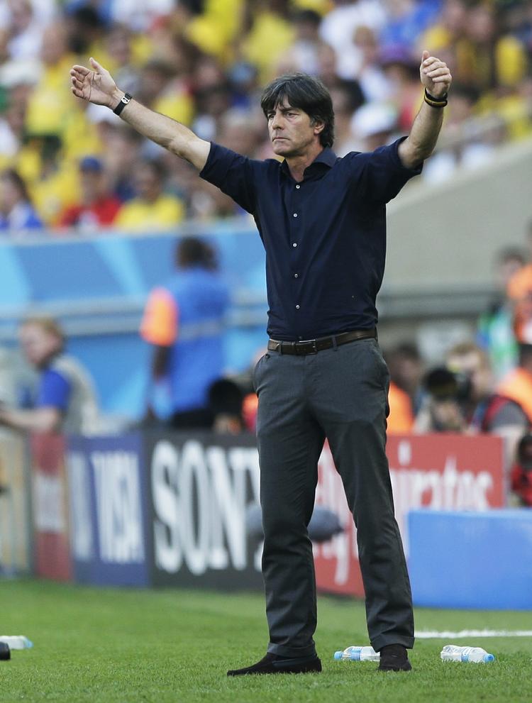 Verdensmester. I sine tre første sæsoner som professionel spillede Joachim Löw i de to belastede klubber Freiburg og Stuttgart. Efter afstikkere til Frankfurt og Karlsruhe spillede han yderligere seks sæsoner i Freiburg 