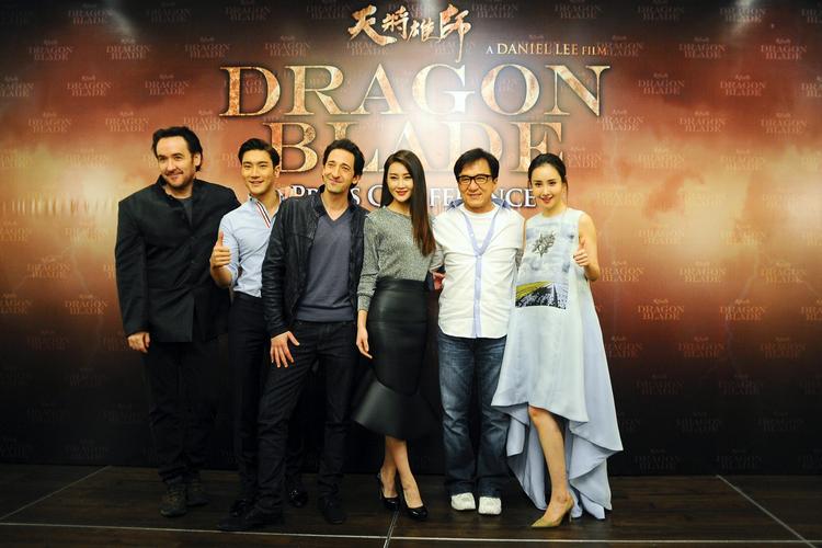 Film. 'Dragon Blade' med blandt andre John Cusack, Jackie Chan og Adrien Brody var en af de mest sete film i Kina i februar måned. Her er holdet i Malaysia for at promovere filmen. 