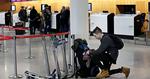 Ventetid. Amerikanske Hudson Fredericks er en af dem, hvis fly i dag er blevet aflyst. Han skulle være fløjet til Prag 8.20. 