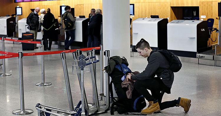 Ventetid. Amerikanske Hudson Fredericks er en af dem, hvis fly i dag er blevet aflyst. Han skulle være fløjet til Prag 8.20. 