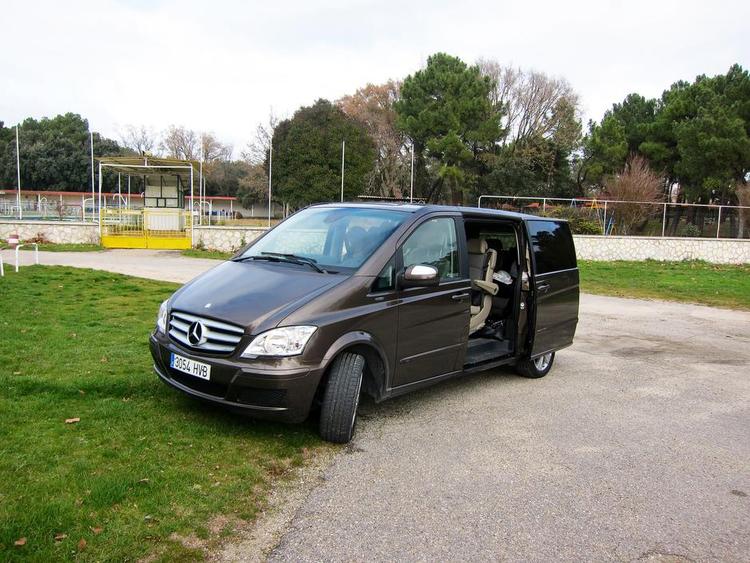 Krav. Leje af denne Mercedes Viano i Spanien udløste en regning uden forklaring fra Avis. Først efter længere tovtrækkeri kom den rigtige forklaring. 