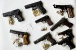 Konfiskeret. Pistoler, revolvere og patroner konfiskeret af politiet. 