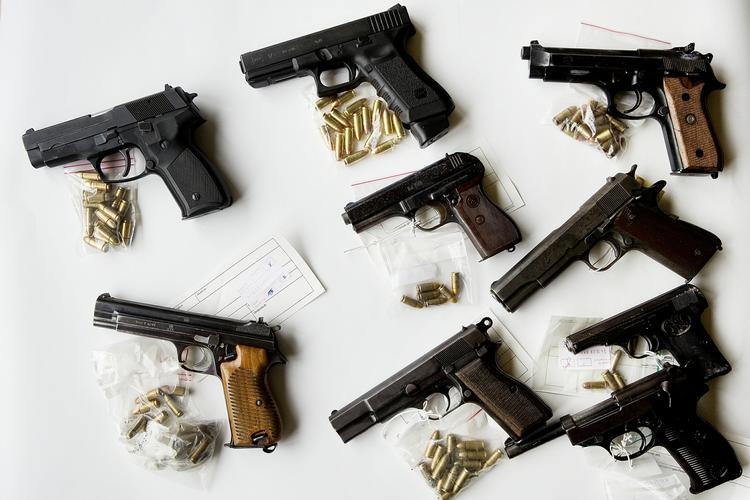Konfiskeret. Pistoler, revolvere og patroner konfiskeret af politiet. 