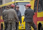 Uvished. Minearbejdere foran den mine i Ukraine, hvor et ukendt antal af deres kollegaer er fanget efter en eksplosion. 