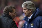 PUDSIGT. I søndags mødtes Bredan Rodgers (tv.) og Manuel Pellegrini (th.) på sidelinjen i Liverpool. Nu nævnes førstnævnte som en mulig afløser for Pellegrini i Manchester City. 