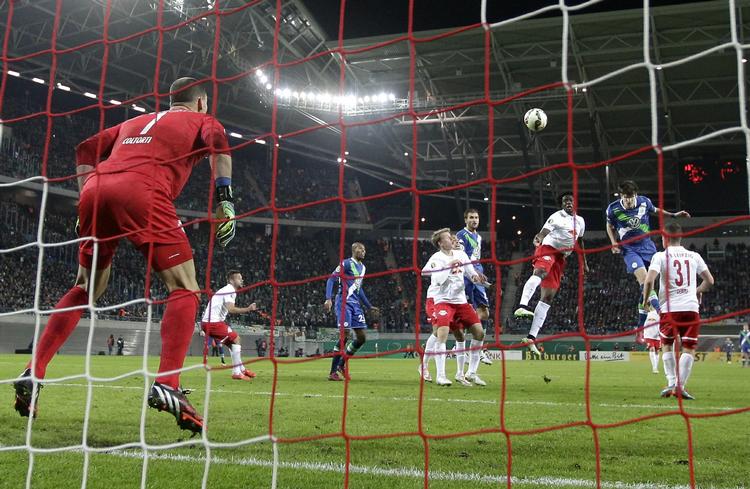 0-2. Et hovedstød fra Timm Klose sikrede Wolfsburg 2-0-sejren i pokalkvartfinalen mod Leipzig. 