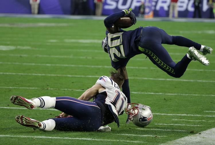Målet. Det er alle footballspilleres drøm, at komme med i en Super Bowl. Her er New England Patriots'  Julian Edelman (11) og  Seattle Seahawks'  Jeremy Lane i kamp om bolden i årets udgave. 