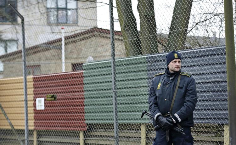 Opmærksom. Betjente fra Nordjyllands Politi bevogter her den jødiske privatskole Carolineskolen på Østerbro efter angrebet mod synagogen i Krystalgade. 