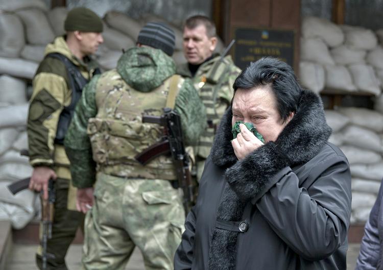 Sorg. En af de pårørende ved minen i det østlige Ukraine, hvor 32 lig i dag er fundet. 