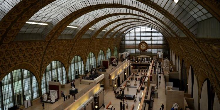 Ombygget. Det hvælvede tag er et ekstra plus ved Musée d'Orsay i Paris. Bygningen skaber en perfekt ramme om malerier af Monet, Gauguin m.fl. 