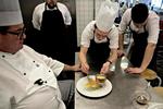 Smagsprøve.Der er i gang i komfuret på kokkeuddannelsen i Valby. Lærer Dennis Bechmann (øverst) smager på alle retterne for at give eleverne feedback på, hvordan de kan forbedre sig til deres eksamen. 